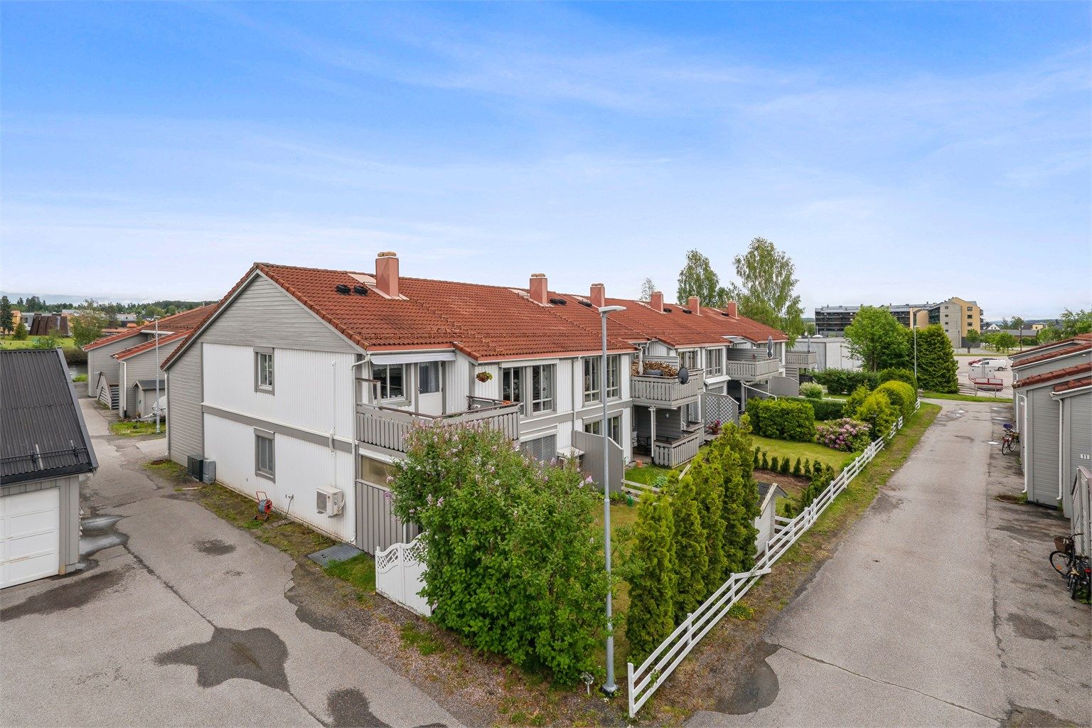 Leiligheten ligger i midten av rekken på 6 leiligheter i 2. etasje. Totalt har hver rekke 12 leiligheter