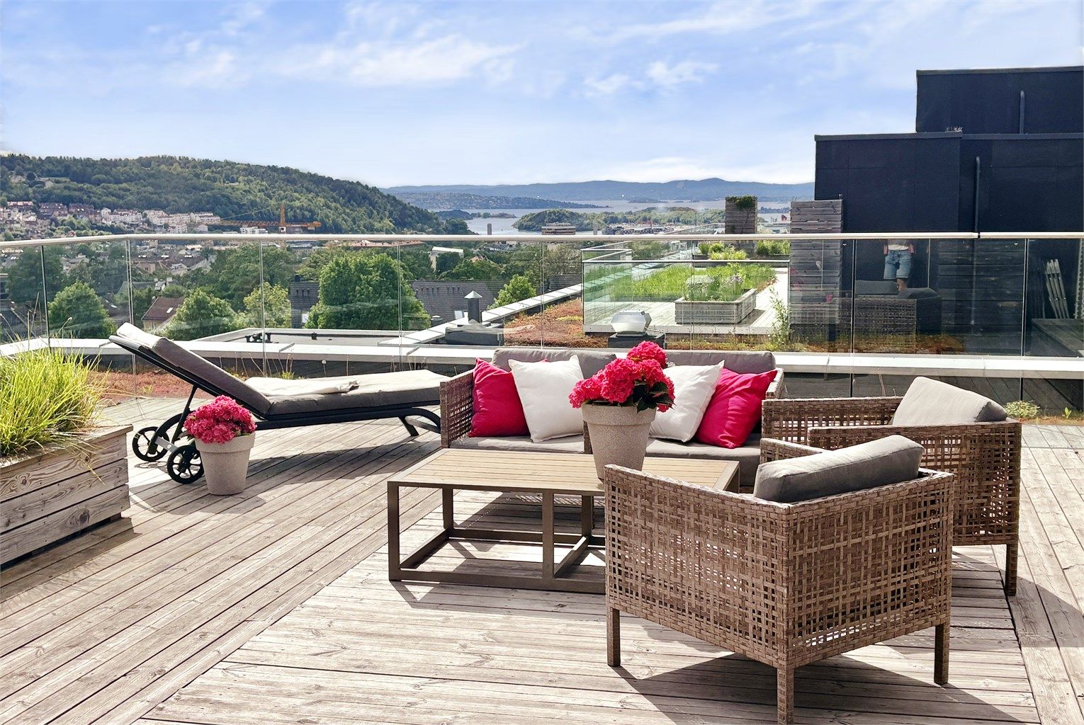 Sameiet har en stor felles takterrasse med fantastisk utsikt, flere sittegrupper og pergolaer. 