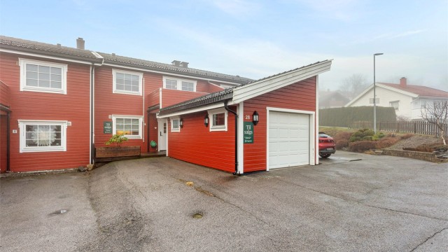 Boligen disponerer en egen garasje med god lagringsplass på hems med stige. Det er inngang til garasjen fra dør under tak ved inngangen. Det følger også en utvendig bod. Parkering i garasje og utenfor egen inngang.