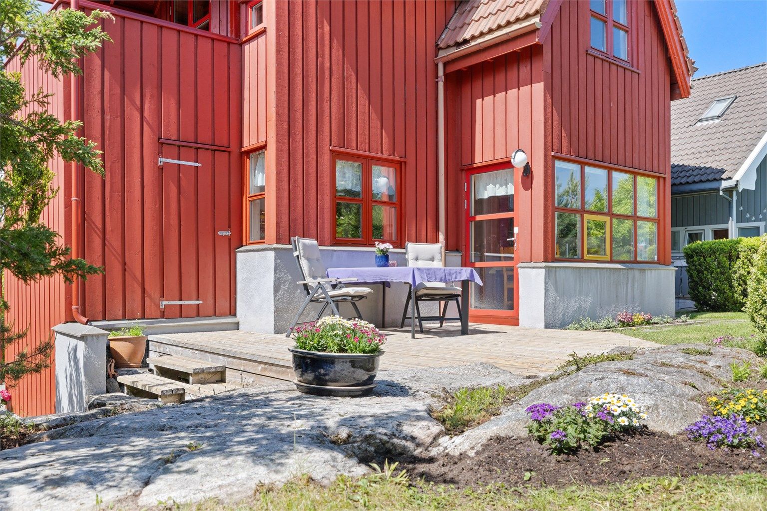 Boligen har flere utganger til hage og terrasser, som visker ut skillet mellom inne og ute.