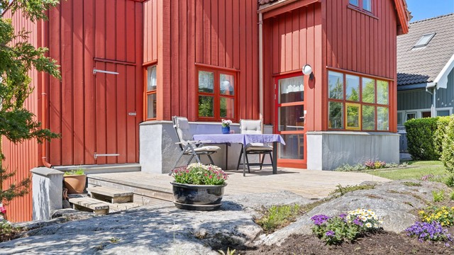 Boligen har flere utganger til hage og terrasser, som visker ut skillet mellom inne og ute.