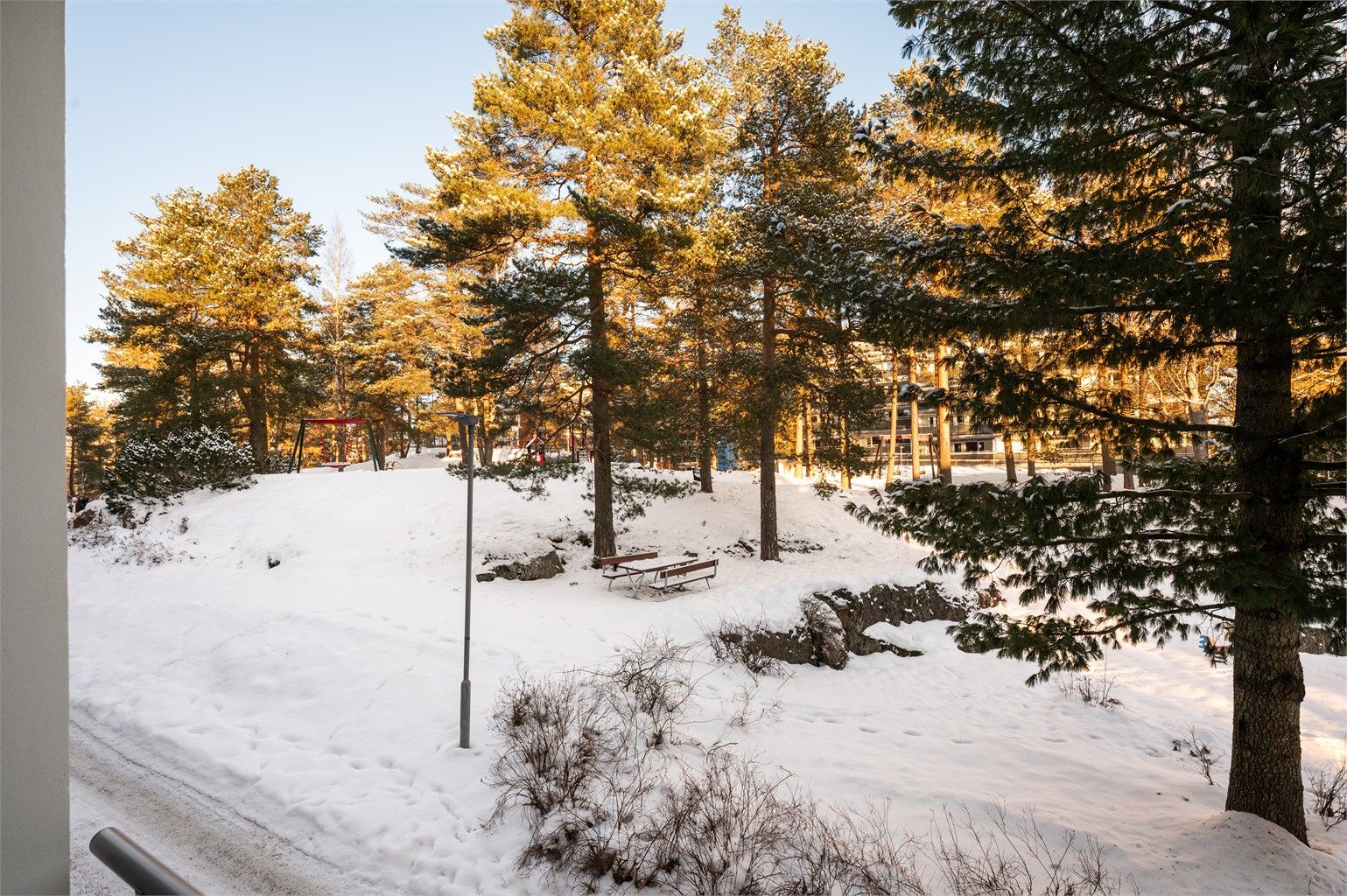 Utsikt over de store, grønne utearealene som omgir boligsameiet.