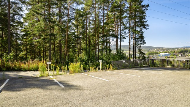 Leiligheten disponerer en biloppstillingsplass markert med 39B
