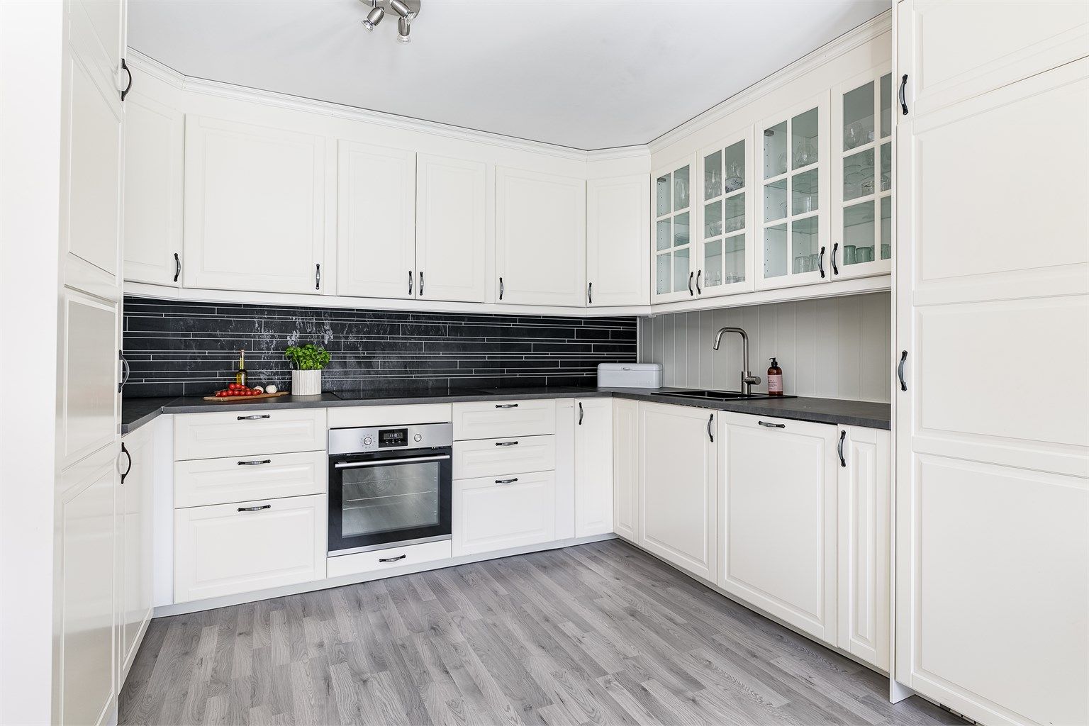 Kjøkkeninnredningen er en velholdt, omfangsrik og bruksvennlig løsning med et stort antall oppbevaringsmuligheter.