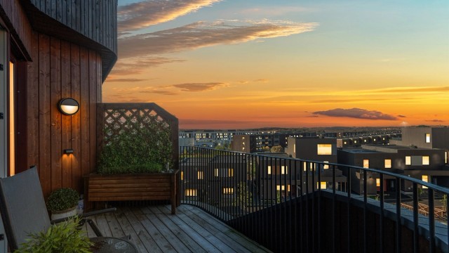 Velkommen til Gjerdebakken 30.Presenteres av Maren Simonsen v/Krogsveen. Kveldsstemning på balkongen (redigert bilde).