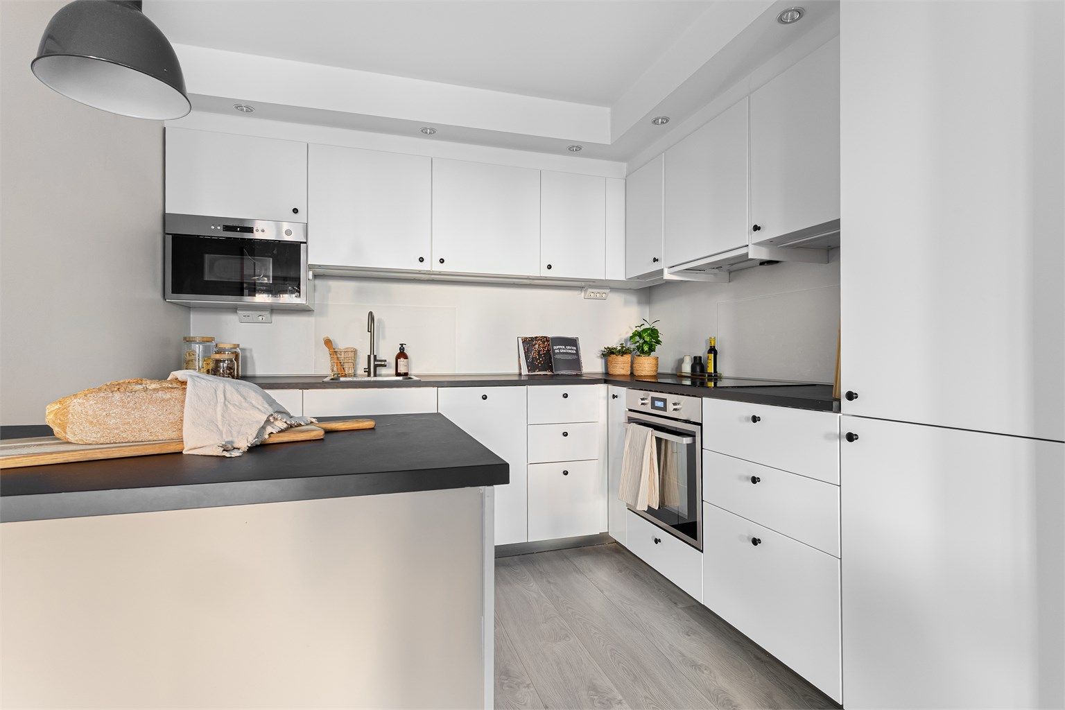 Alle hvitevarer er integrerte og består av koketopp, stekeovn, mikrobølgeovn og kjøl-/fryseskap. 