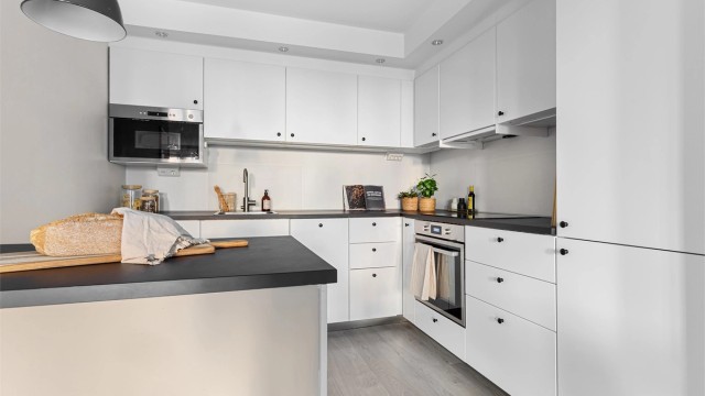 Alle hvitevarer er integrerte og består av koketopp, stekeovn, mikrobølgeovn og kjøl-/fryseskap.