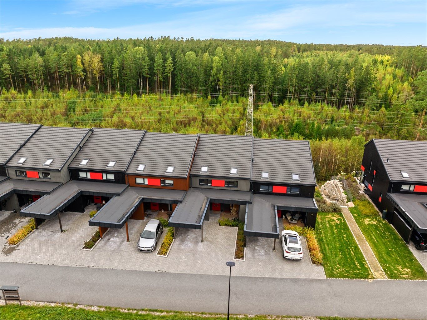 I Rådalslia er alt tilrettelagt for en bekvemmelig hverdag. Moderne standard, smart romløsning og parkering rett utenfor.