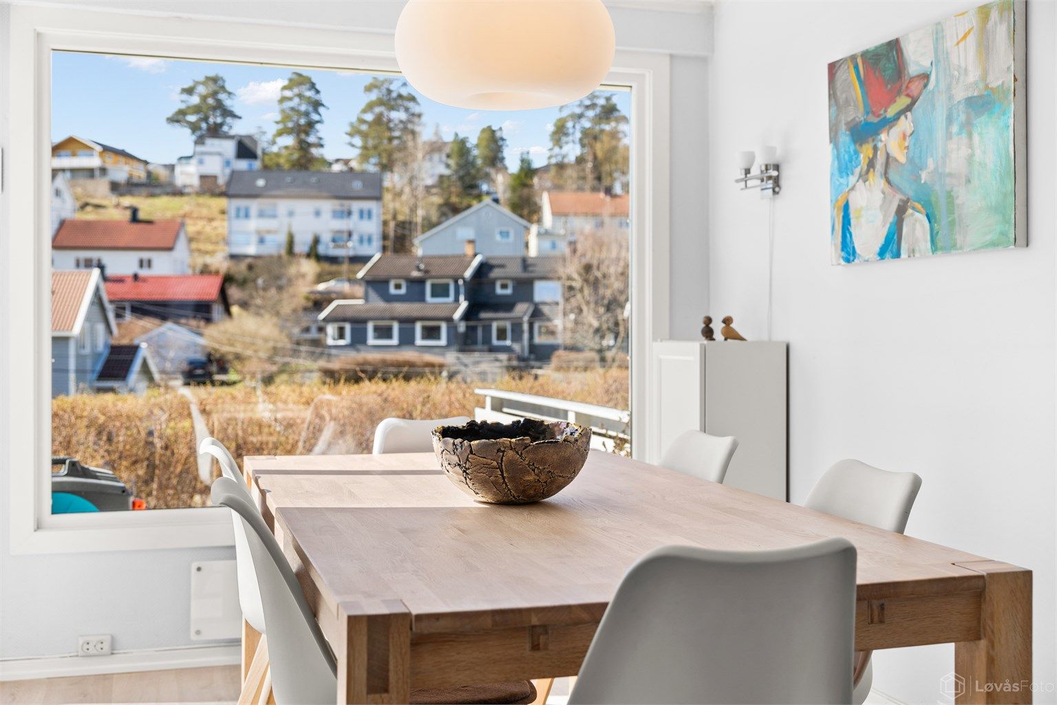 Fra spisebordet kan man nyte utsikten og dagslyset fra de store vinduene.