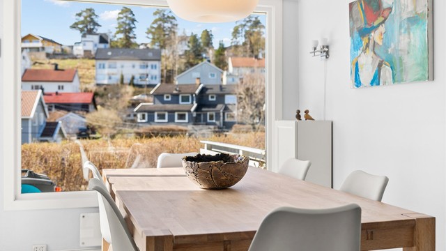 Fra spisebordet kan man nyte utsikten og dagslyset fra de store vinduene.