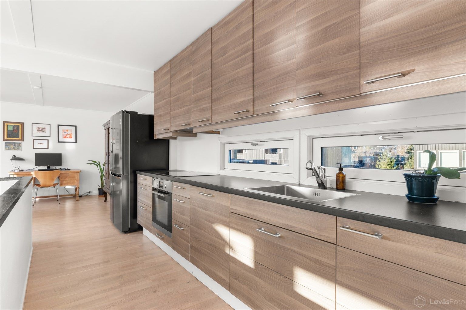 Innredningen har godt med skap- og benkeplass, samt planlimt oppvaskkum.