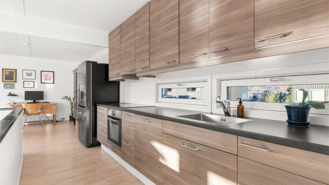 Innredningen har godt med skap- og benkeplass, samt planlimt oppvaskkum.