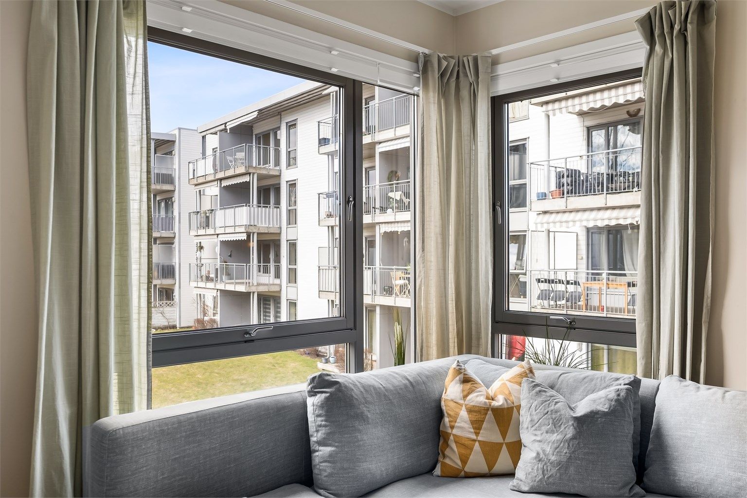 Den hevede plasseringen gir en privat og skjermet atmosfære, uten direkte innsyn fra forbipasserende. Måltilpassede plissegardiner er montert og skjermer godt for innsyn sammen med eventuelle gardiner. 