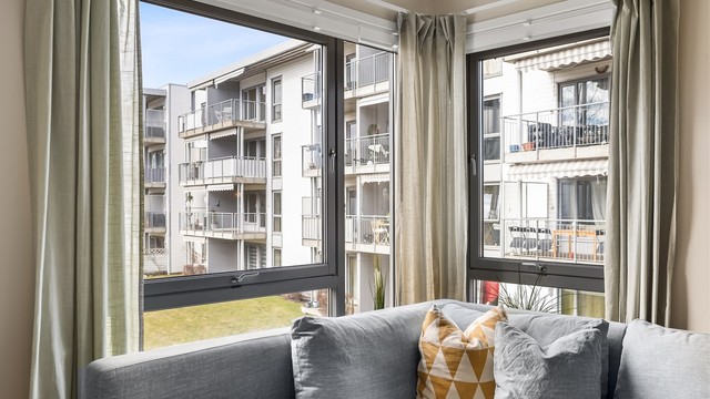 Den hevede plasseringen gir en privat og skjermet atmosfære, uten direkte innsyn fra forbipasserende. Måltilpassede plissegardiner er montert og skjermer godt for innsyn sammen med eventuelle gardiner.