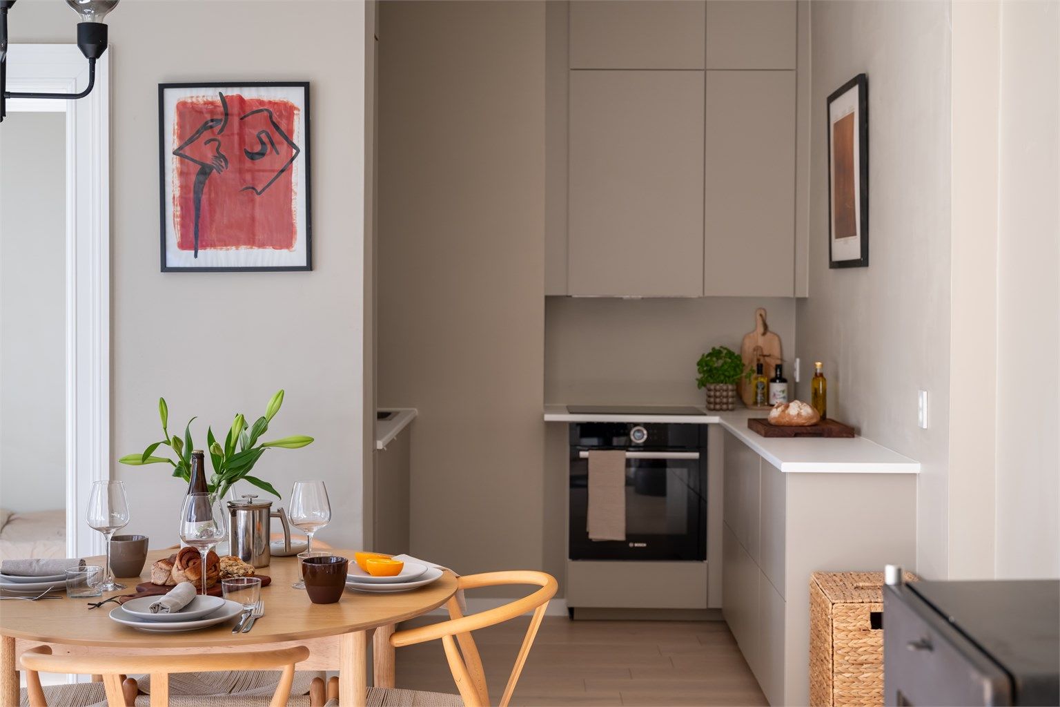 Her kommer den fine takhøyden godt med for å optimalisere skapplass på kjøkkenet. Hvitevarer på kjøkkenet medfølger ved salg.