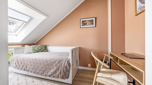 Rommet er lyst og har plass til seng og en liten arbeidsplass.
