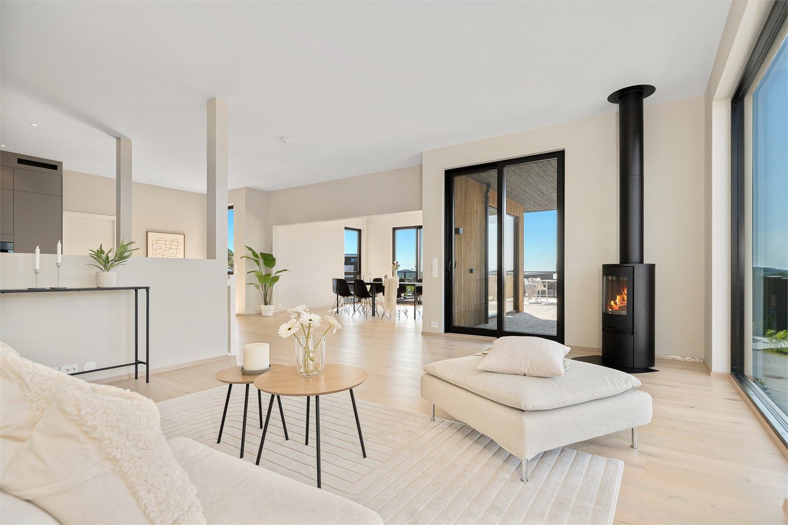 Eneboligen har en meget god planløsning og hovedetasjen er romslig og har store vindusflater som gir godt med naturlig lys. 