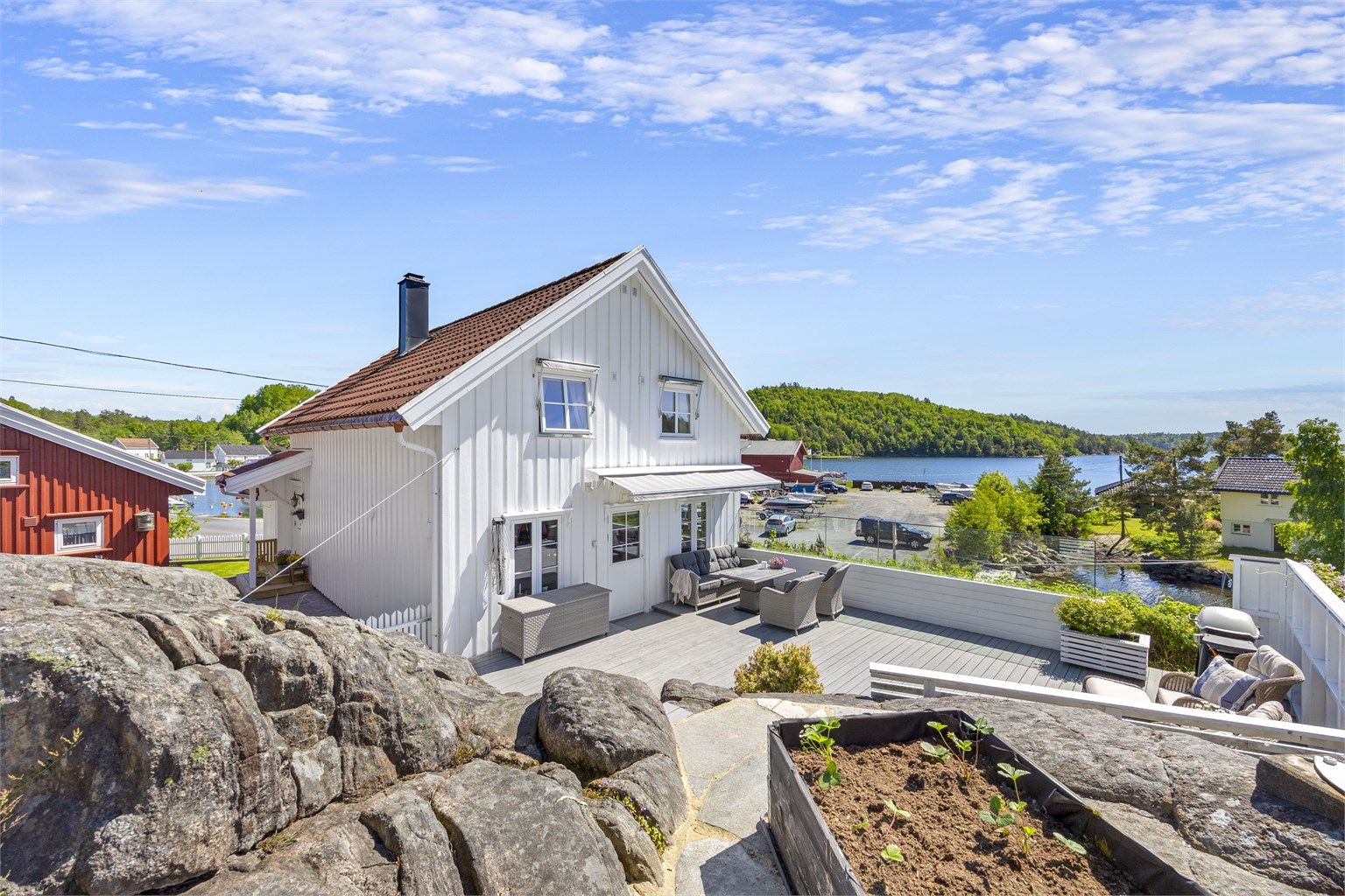 Et velholdt Sørlandshus med stor terrasse og flott sjøutsikt. Boligen er godt vedlikeholdt og oppgradert over tid.
Foto: [Hallvard Rimereit