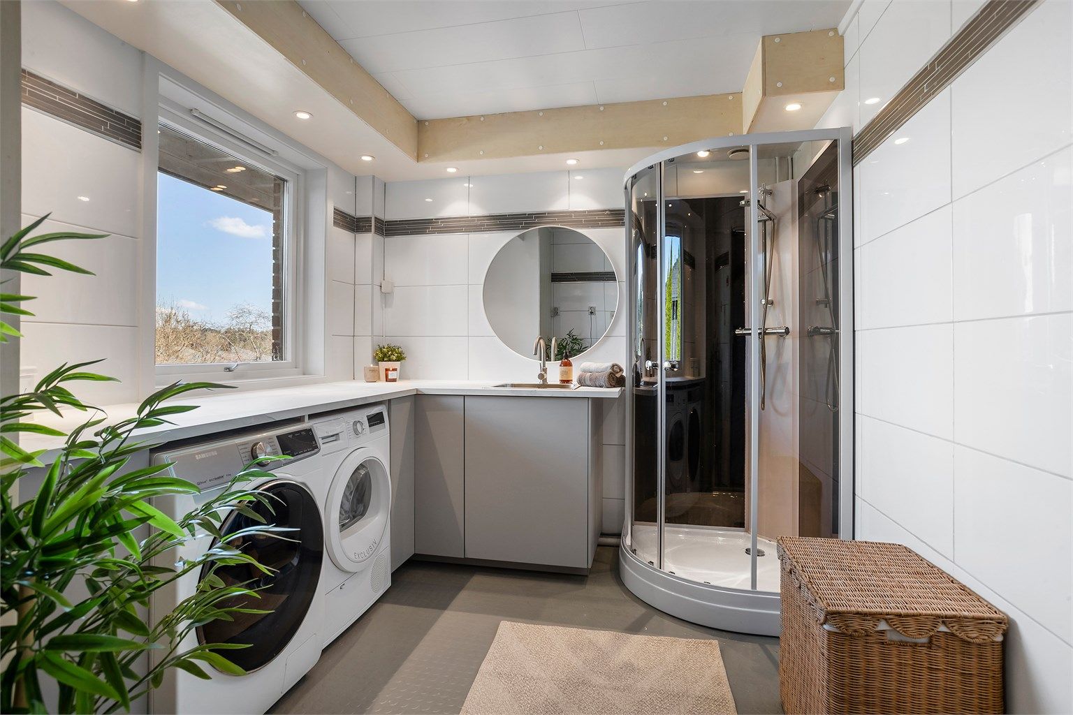 Vaskerom/dusjrom ble fornyet i 2026 med nytt dusjkabinett, ny vask og ny innredning.