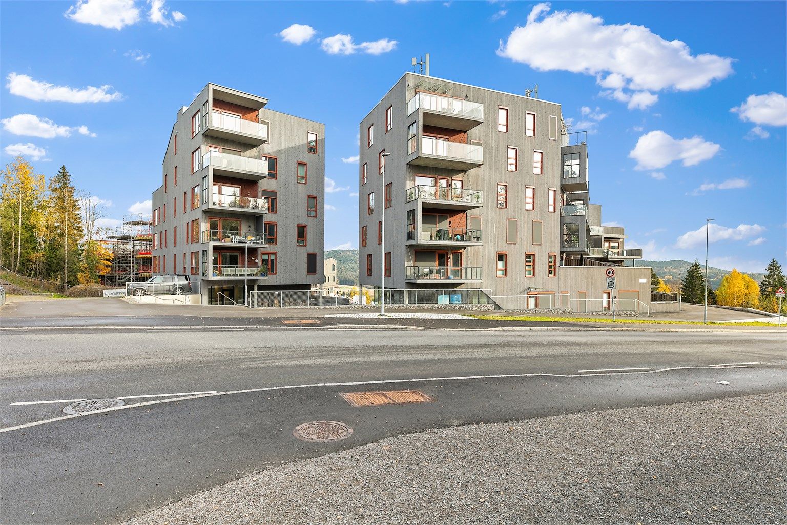 Leiligheten ligger i 2 etg og er orientert mot syd