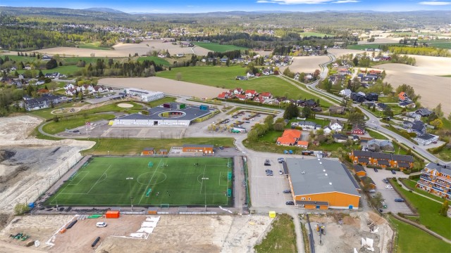 Kort vei til både barne- og ungdomsskole, samt idrettsanlegg som Gjerdrumshallen.