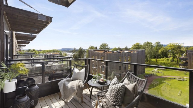 Meget flott eierleilighet fra 2020 med stor balkong og gode solforhold. Heis. Sjøutsikt mot Holtekilen og vid utsikt mot Skaugumsåsen og mot Holmenkollen. Garasjeplass kan kjøpes.