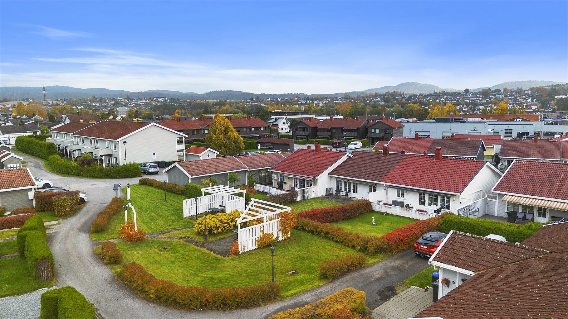 Eiendommen har gangavstand til bussforbindelser, dagligvarebutikker, skoler, barnehager, friarealer og idrettsanlegg. 
