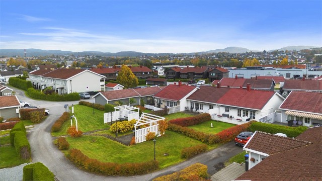 Eiendommen har gangavstand til bussforbindelser, dagligvarebutikker, skoler, barnehager, friarealer og idrettsanlegg.