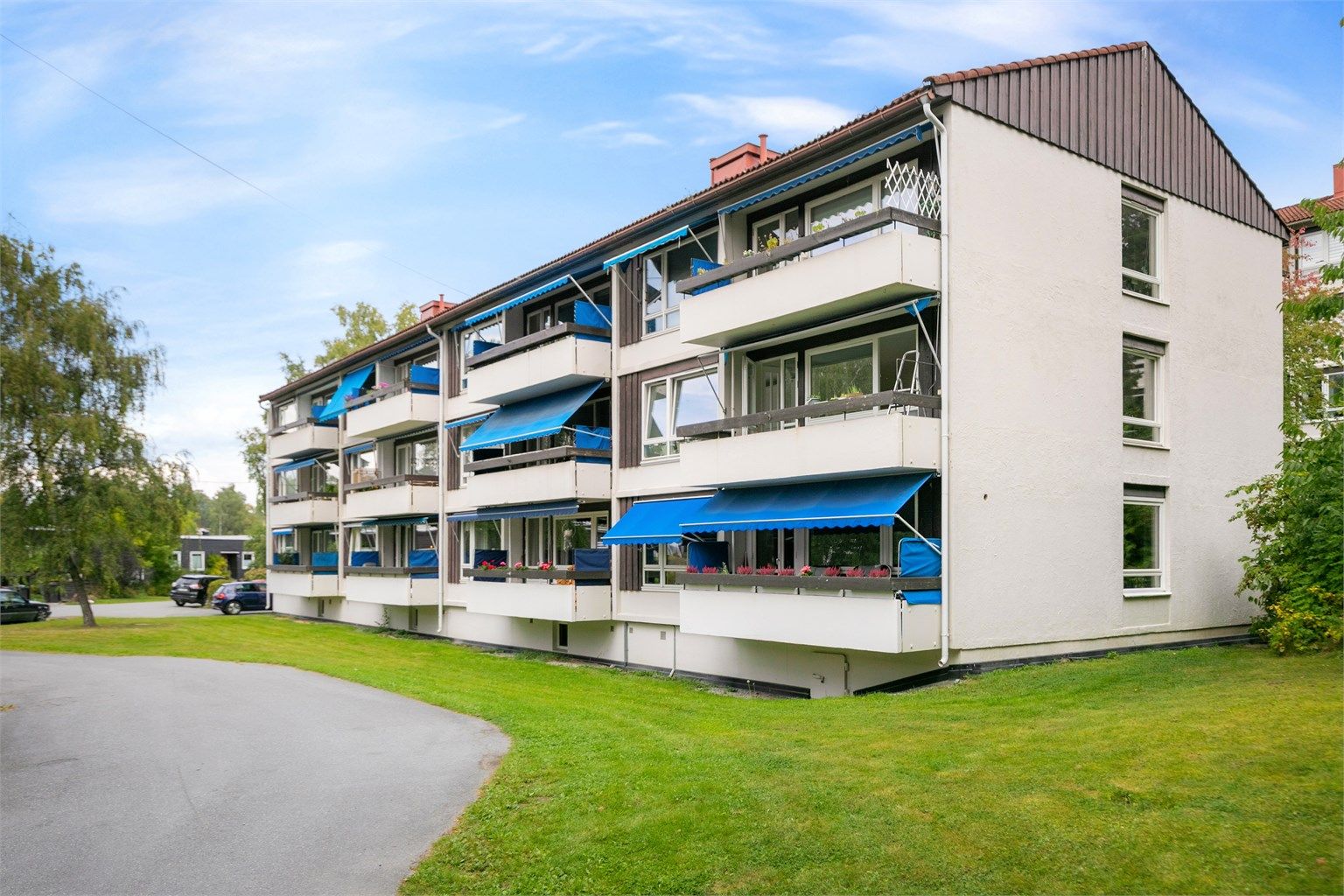 Fra leiligheten er det kort vei til sjøen med muligheter for et forfriskende morgenbad, hyggelige turområder, barnehager og skoler, samt gode transportmuligheter med 5 minutters gange til bussholdeplass