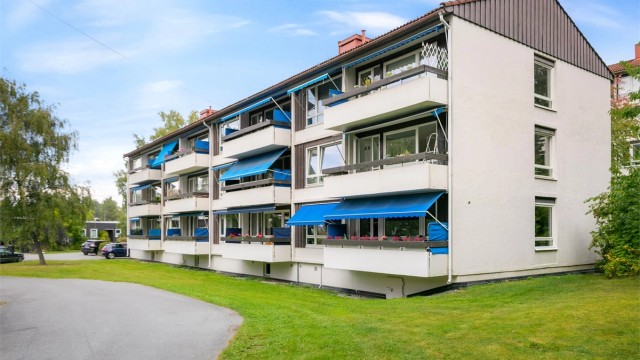 Fra leiligheten er det kort vei til sjøen med muligheter for et forfriskende morgenbad, hyggelige turområder, barnehager og skoler, samt gode transportmuligheter med 5 minutters gange til bussholdeplass