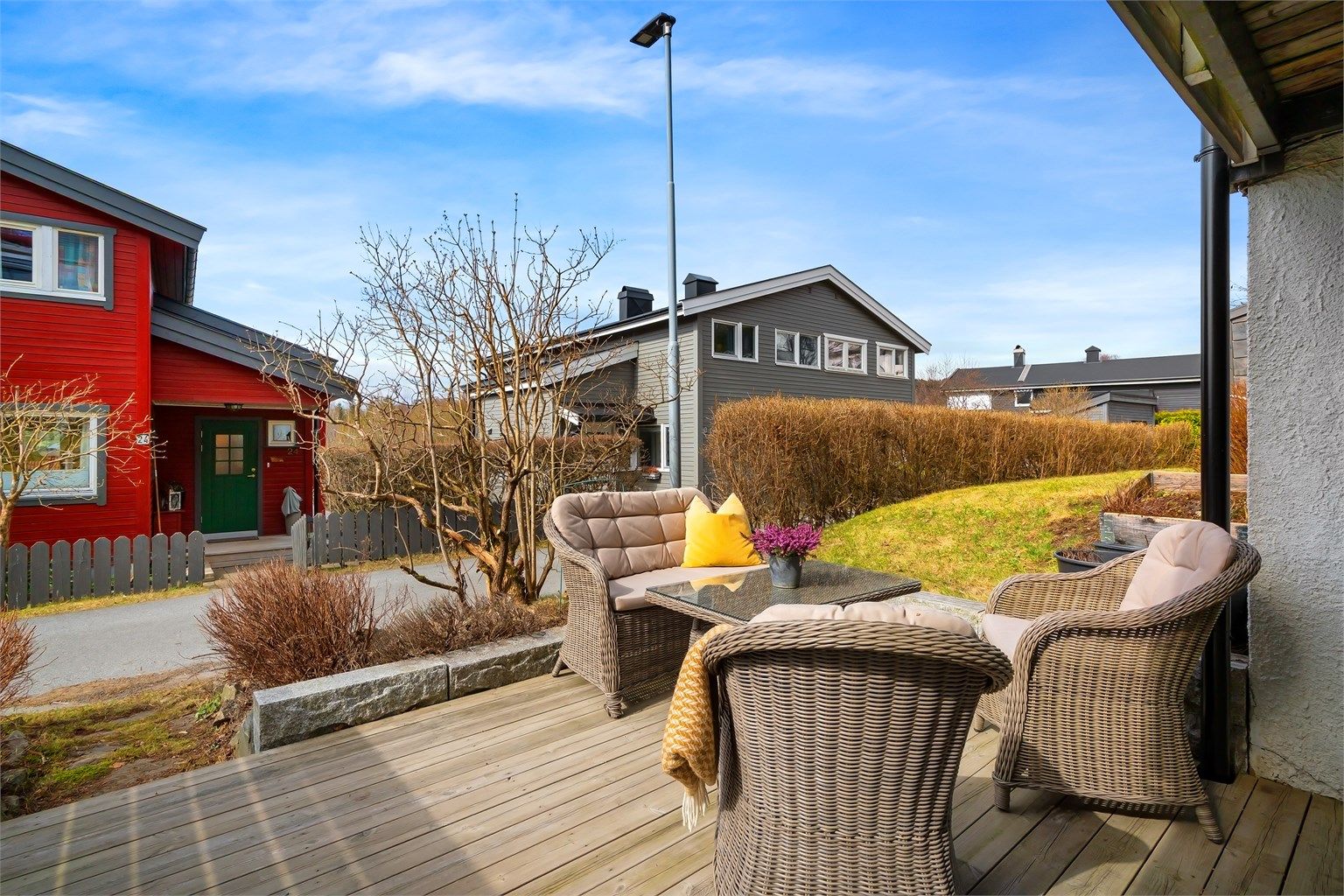 Fra TV-stuen har du utgang til en nydelig markterrasse