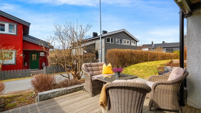 Fra TV-stuen har du utgang til en nydelig markterrasse