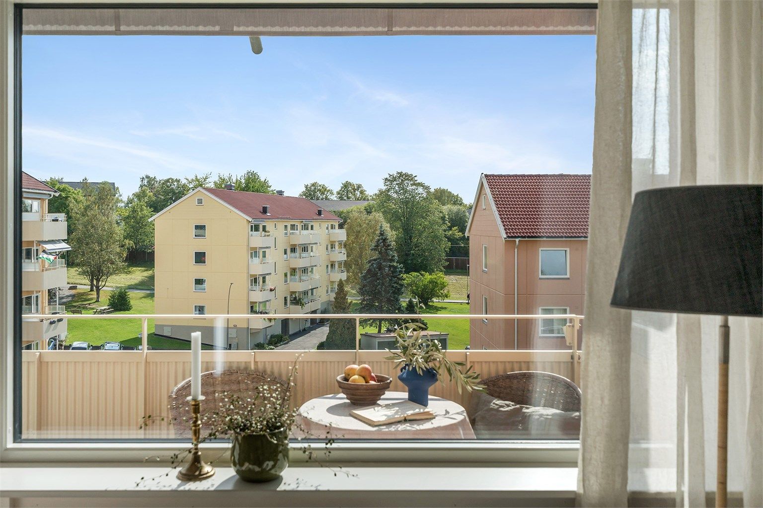 Her bor du usjenert og skjermet i tredje etasje, omkranset av store grøntarealer