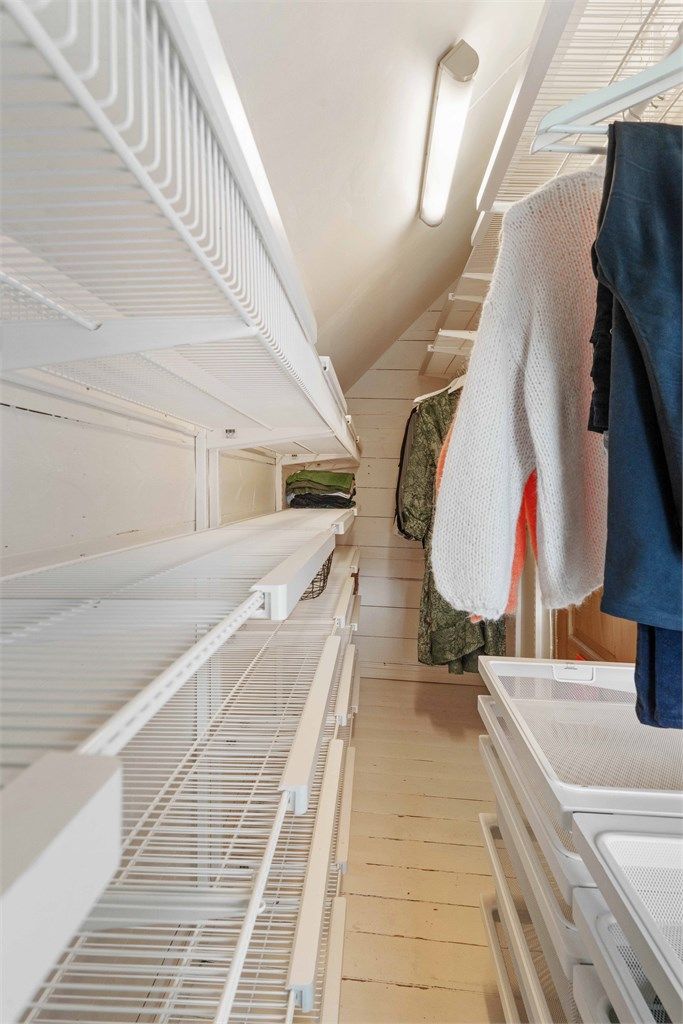 Tilhørende walk-in closet i tilknytting til hovedsoverommet.