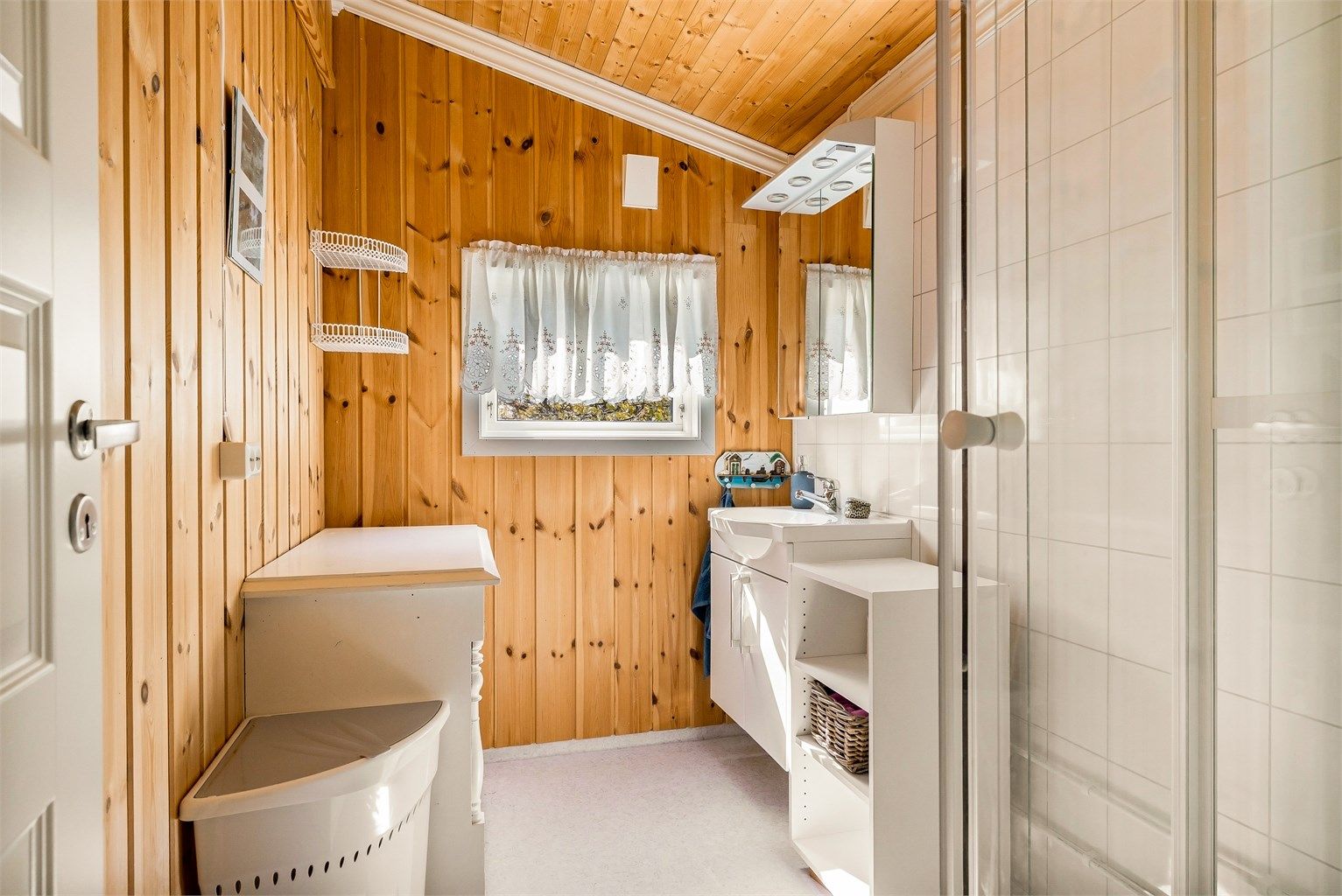 Badet/dusjrommet er innredet med servant, speil, overlys og dusjkabinett. Vinduene her ble skiftet i 2014. Det er ikke innlagt vann i selve hytta, men vannpost med sommervann. Det er montert hyttevannopplegg med en vanntank.