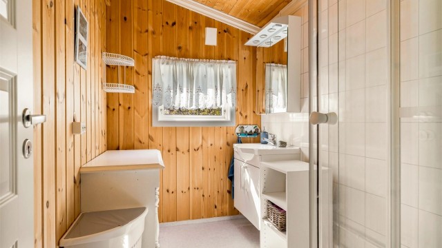 Badet/dusjrommet er innredet med servant, speil, overlys og dusjkabinett. Vinduene her ble skiftet i 2014. Det er ikke innlagt vann i selve hytta, men vannpost med sommervann. Det er montert hyttevannopplegg med en vanntank.
