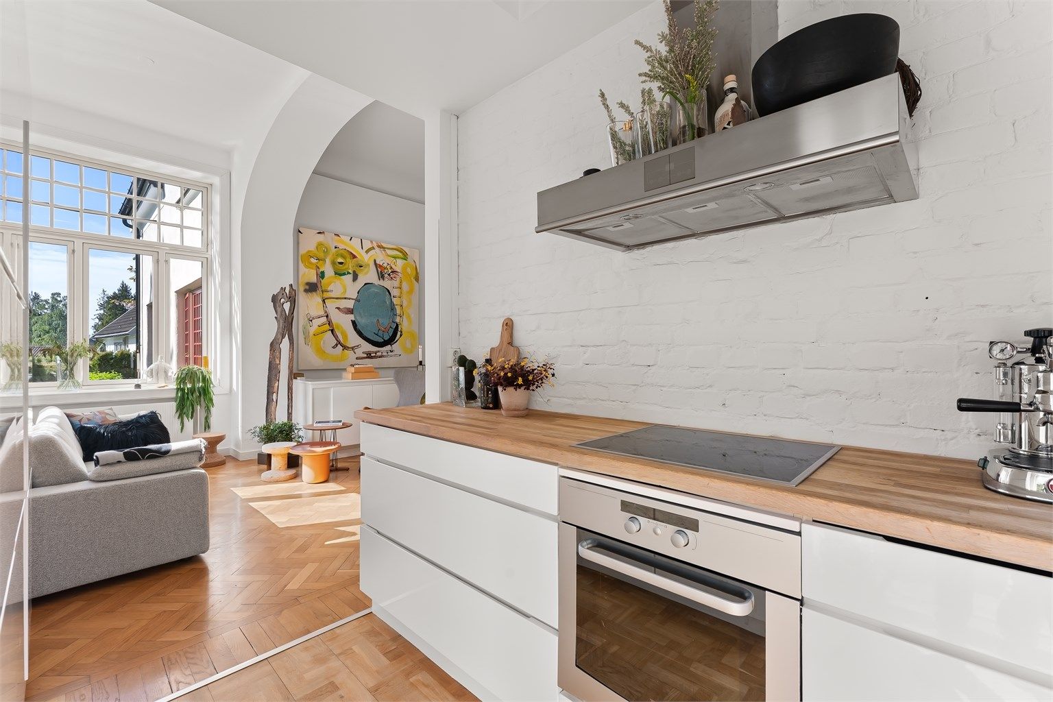 Kjøkkeninnredningen fra 2007 har slette fronter og en solid benkeplate i tre.