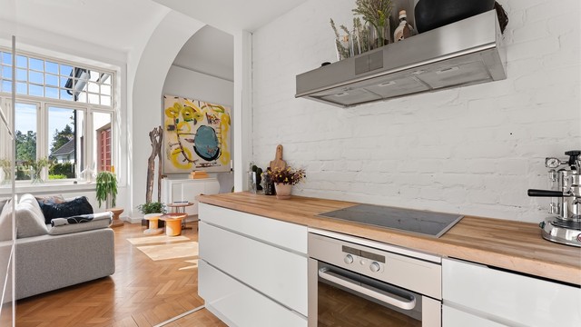 Kjøkkeninnredningen fra 2007 har slette fronter og en solid benkeplate i tre.