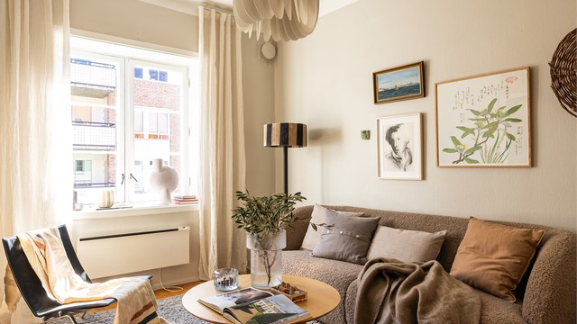 Stuen er boligens naturlige samlingspunkt - et luftig og fint rom med god atmosfære.