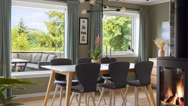 Fra spisestuen er det utsikt mot terrassen og de grønne omgivelsene.