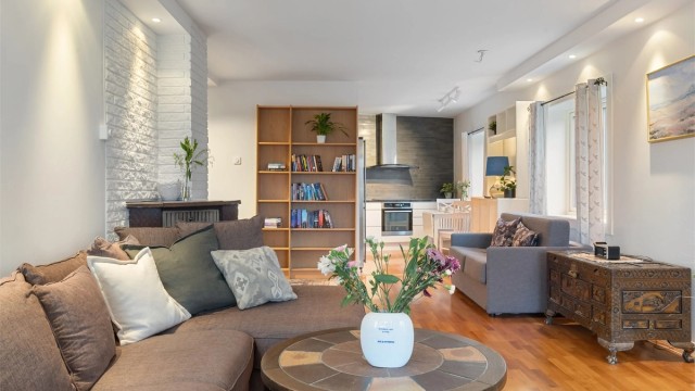 Fra sofakroken har du en fin oversikt over hele oppholdsrommet.