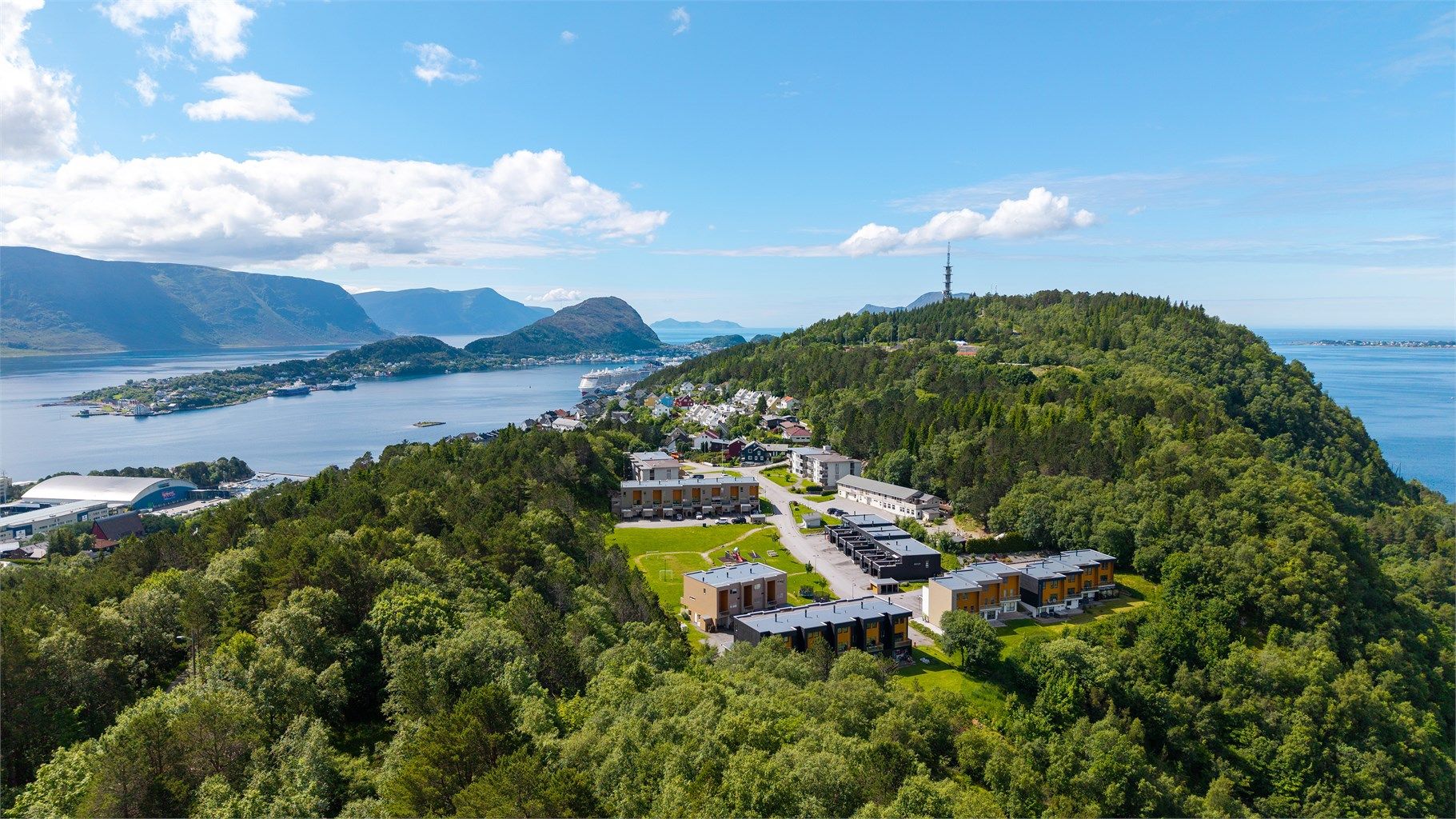 Boligen ligger på Fjelltun, ca. 2,5 km øst for Ålesund sentrum, med byfjellet Aksla som nærmeste nabo.