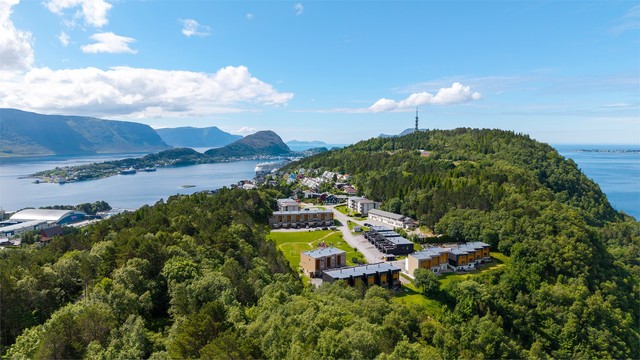 Boligen ligger på Fjelltun, ca. 2,5 km øst for Ålesund sentrum, med byfjellet Aksla som nærmeste nabo.