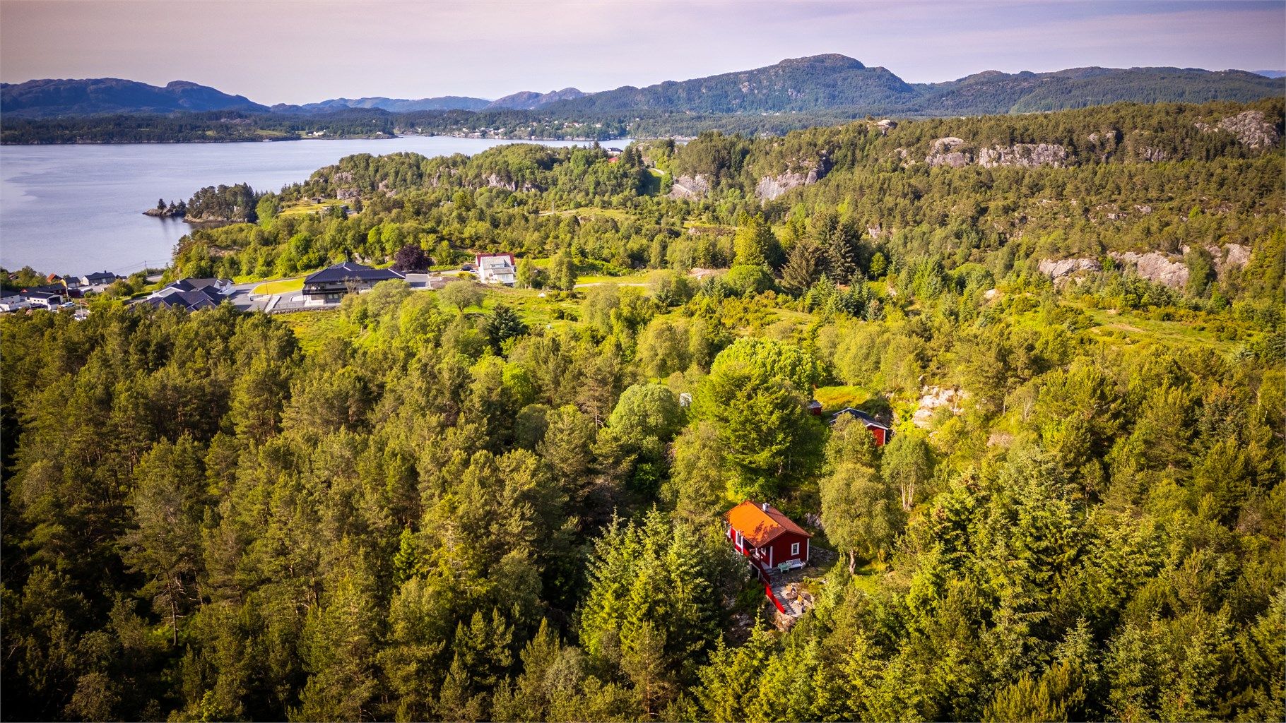- Det er kort vei til sjøen med Hauglandsosen mot nordvest og Fromripollen mot sørvest. Nærområdet byr på fine badeplasser og et rikt utvalg av turløyper og stier. -