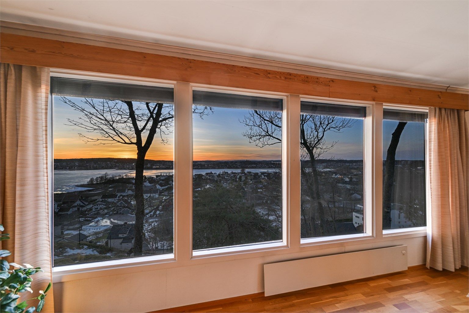 Her slipper naturen inn gjennom vinduene og skaper en lun atmosfære.