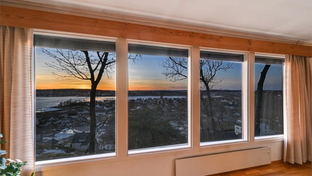 Her slipper naturen inn gjennom vinduene og skaper en lun atmosfære.