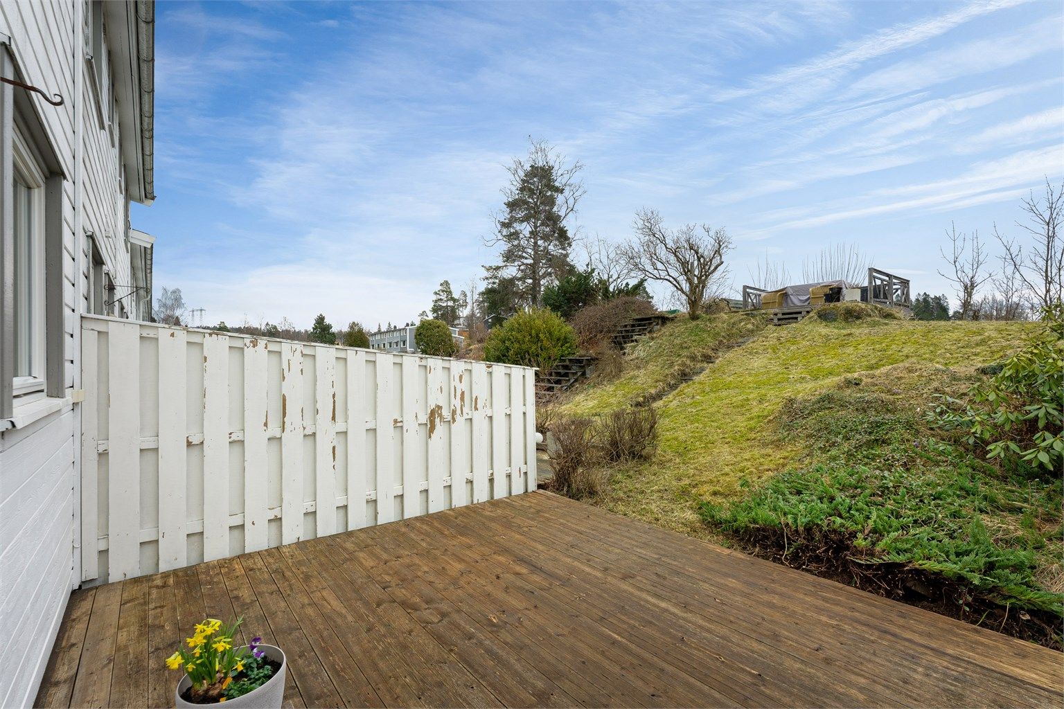 Et familievennlig rekkehus over tre plan med en sentral og praktisk beliggenhet i et barnevennlig område.