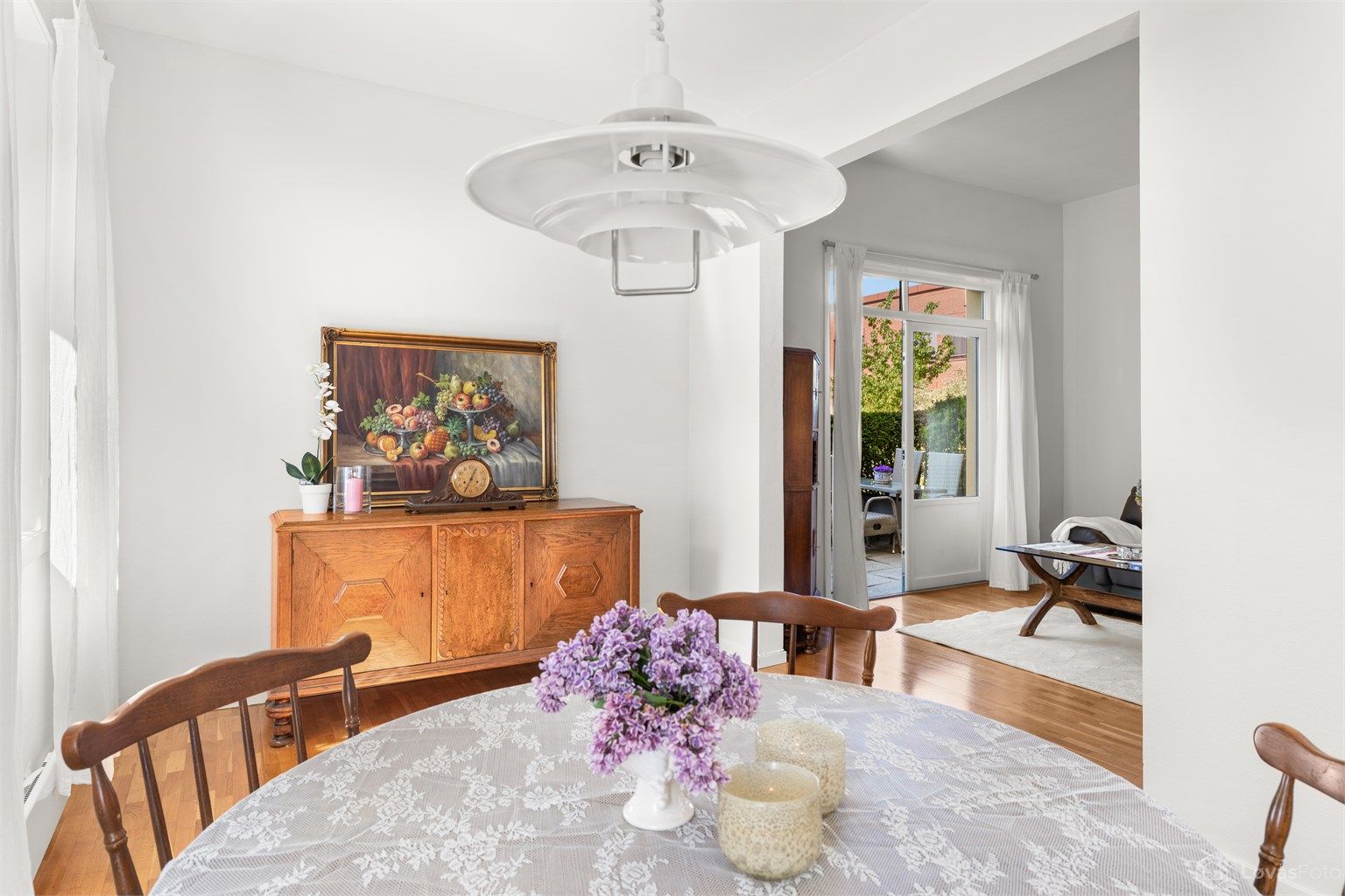 Åpen løsning mellom spisestue og kjøkken skaper en sosial og funksjonell sone.
Foto: Løvås Foto