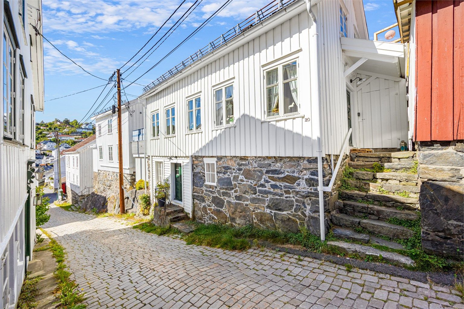 Eiendommen ligger i en av Tvedestrands eldste og mest sjarmerende gater, med brostein og klassisk sørlandsbebyggelse.