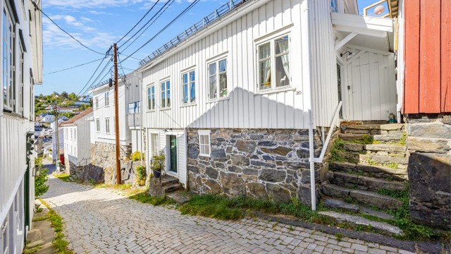 Eiendommen ligger i en av Tvedestrands eldste og mest sjarmerende gater, med brostein og klassisk sørlandsbebyggelse.